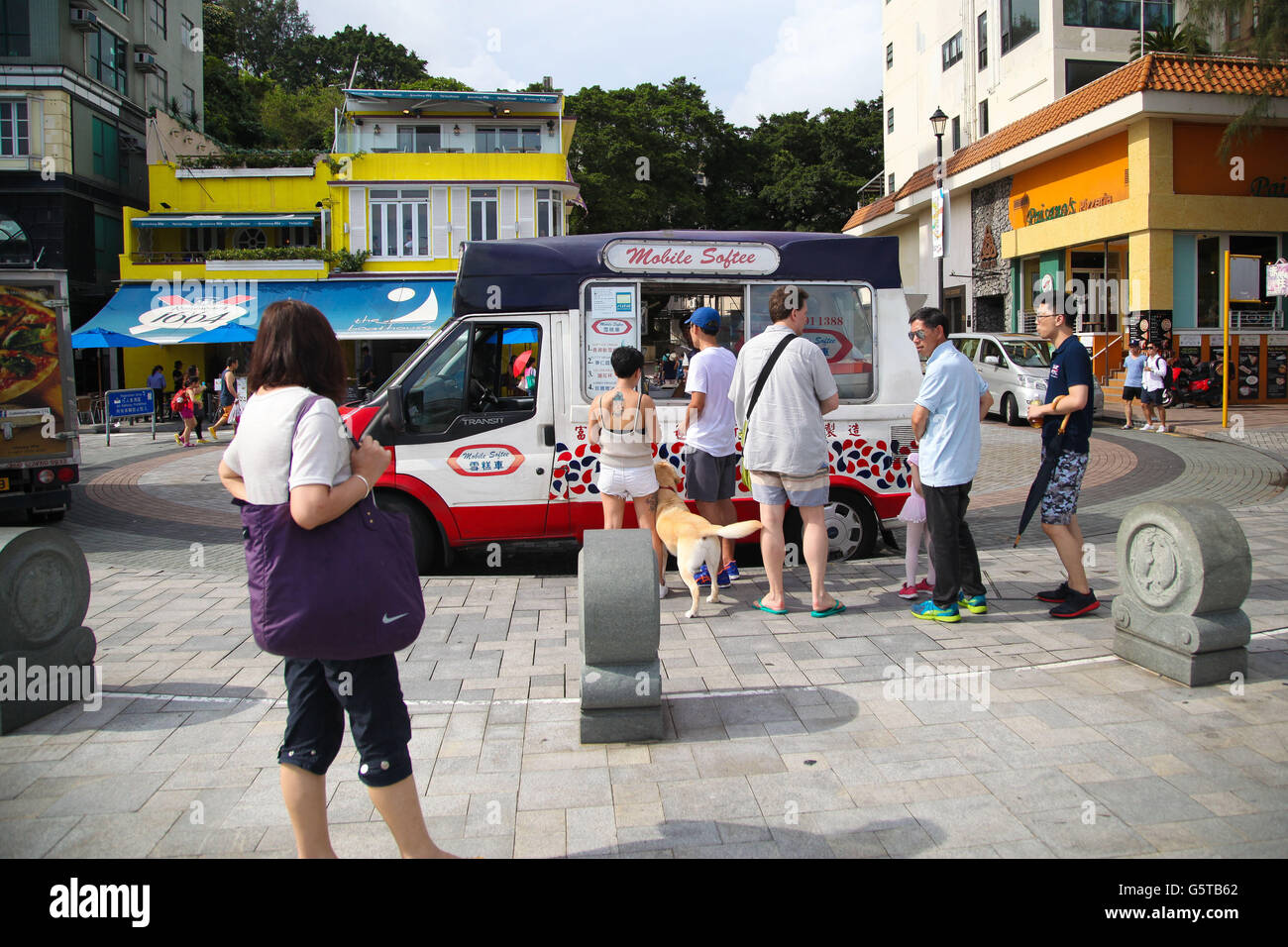 Stanley Bay, Hong Kong, Chine - les touristes d'acheter de la crème glacée à Stanley, promenade sur une journée chaude et humide. Banque D'Images