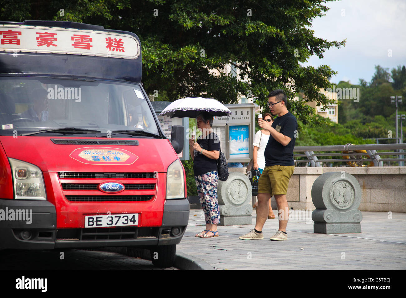 Stanley Bay, Hong Kong, Chine - les touristes d'acheter de la crème glacée à Stanley, promenade sur une journée chaude et humide. Banque D'Images