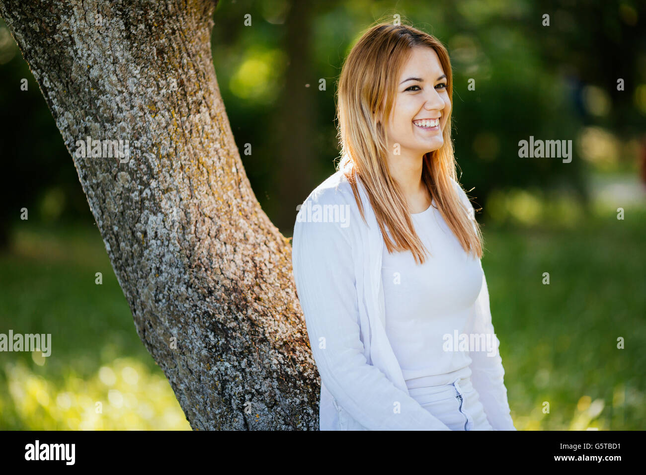 Belle brunette posing and smiling in nature Banque D'Images