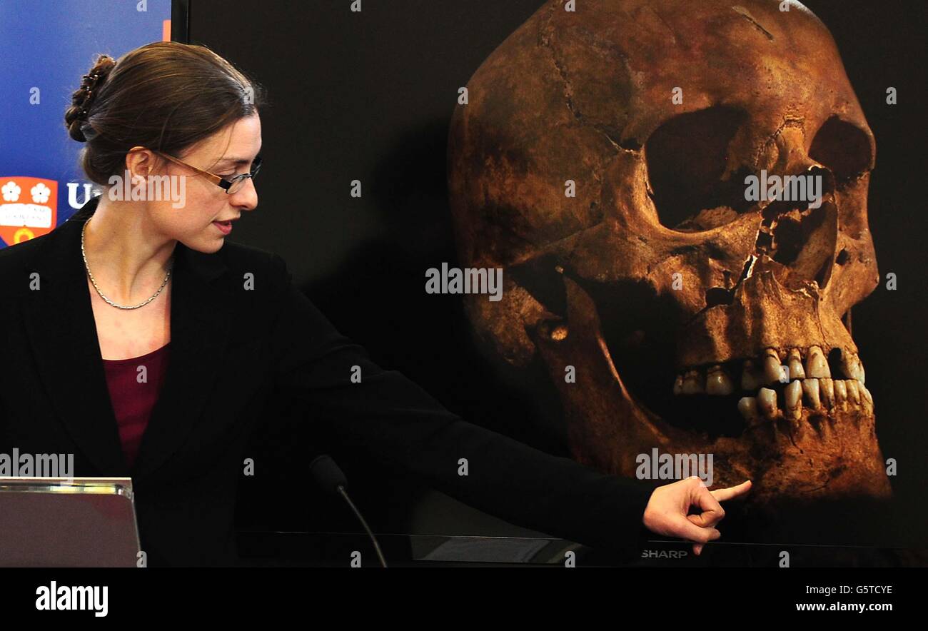 JO Appleby, chargé de cours en bioarchéologie humaine, à l'Université de Leicester, École d'archéologie et d'histoire ancienne, Qui a dirigé l'exhumation des restes, lors d'une fouille au parking Grayfriars de Leicester, parlant à l'université, comme des tests ont établi qu'un squelette trouvé sous le parking, est celui du roi Richard III Banque D'Images