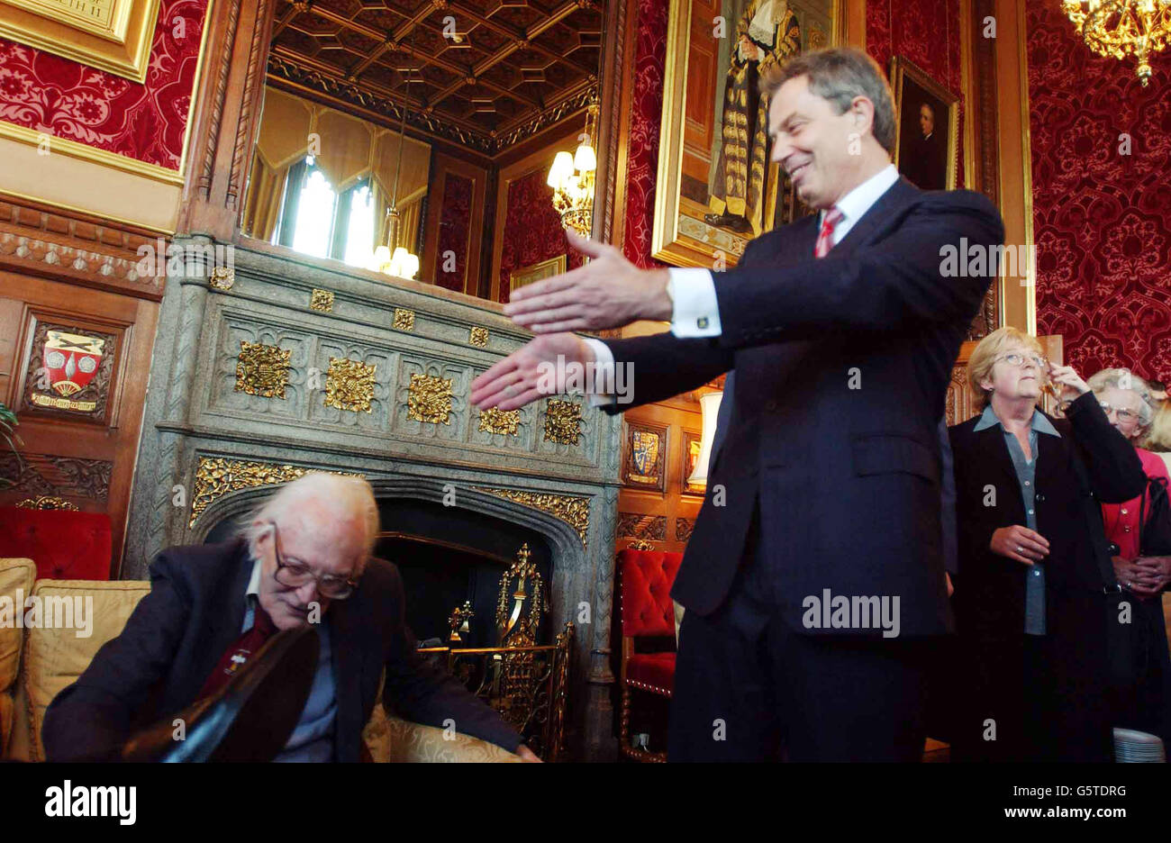 Le premier ministre Tony Blair avec Michael foot lors du dévoilement du buste de Jim Callahan. Banque D'Images