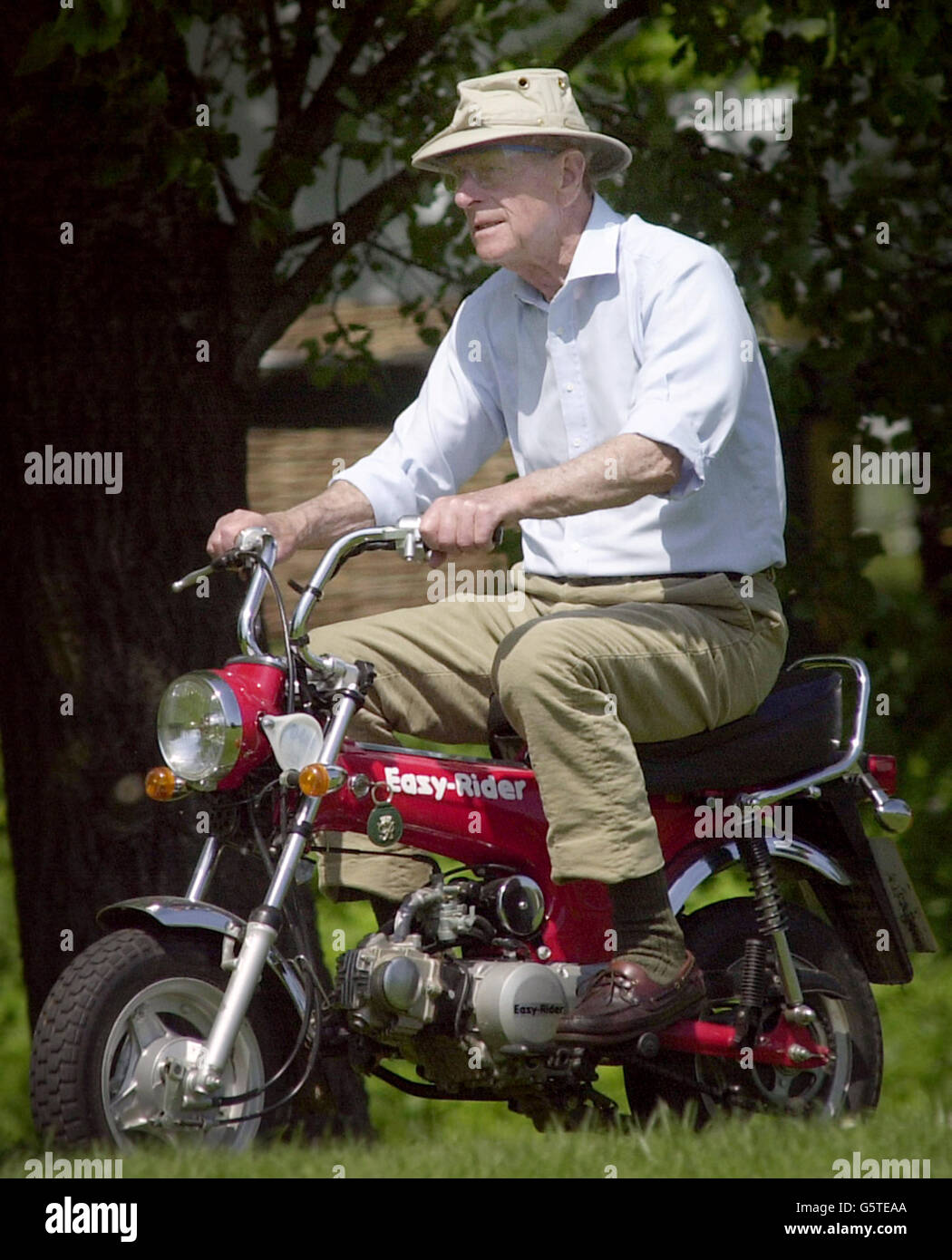Le duc d'Édimbourg fait du mini-vélo Jingcheng DX50 Easy-Rider autour ...