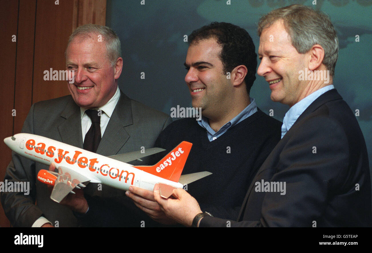 Dirigeants d'easyJet, de gauche à droite : Sir Colin Chandler, vice-président ; Stelios Haji-Ioannou, président du conseil et Ray Webster, directeur général lors d'une conférence de presse à Londres, où ils ont confirmé leur prise de contrôle de 374 millions de livres de leur rival Go. * ...la prise de contrôle fera disparaître la marque Go et est susceptible d'intensifier la concurrence entre les compagnies aériennes à bas prix. Cet accord, qui n'a pas encore été approuvé par les actionnaires d'easyJet, portera la compagnie aérienne devant Ryanair en tant que plus grand opérateur à bas prix en Europe. EasyJet a également conclu un accord avec BA pour l'achat de sa filiale allemande Deutsche BA. Banque D'Images