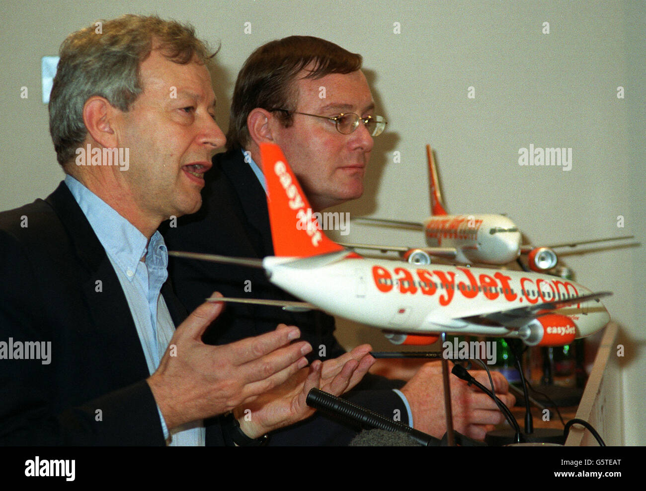 Dirigeants d'easyJet, de gauche à droite : Ray Webster, directeur général et directeur financier Chris Walton, lors d'une conférence de presse à Londres, où ils ont confirmé leur prise de contrôle de 374 millions de livres de rival Go.* ...La prise de contrôle fera disparaître la marque Go et intensifiera probablement la concurrence entre les compagnies aériennes à bas prix.Cet accord, qui n'a pas encore été approuvé par les actionnaires d'easyJet, portera la compagnie aérienne devant Ryanair en tant que plus grand opérateur à bas prix en Europe.EasyJet a également conclu un accord avec BA pour l'achat de sa filiale allemande Deutsche BA. Banque D'Images