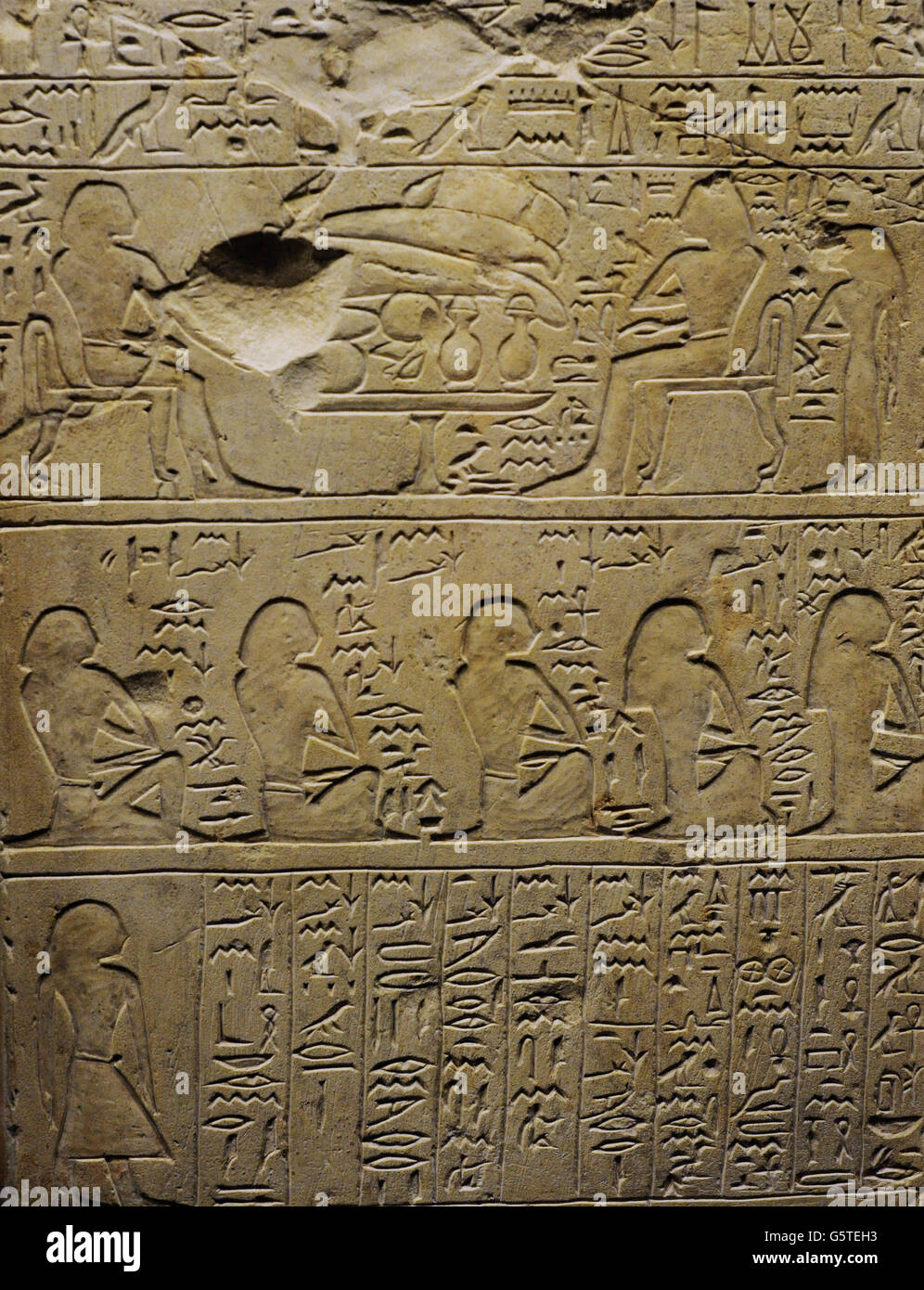 L'Égypte. La stèle funéraire d'Amenehat-Sen-nen-chem-sen. La pierre calcaire. Le Musée de l'Ermitage. Saint-pétersbourg. La Russie. Banque D'Images