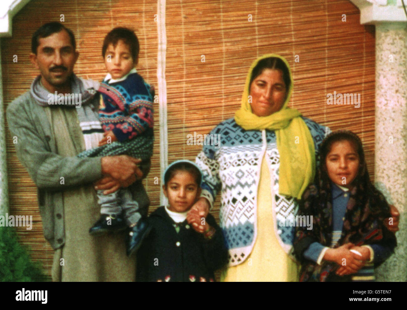 Photo publiée par la police du West Yorkshire de (de gauche à droite) Rab Nawaz Khan, père des cinq enfants morts dans l'incendie de Huddersfield et qui a depuis survolé depuis le Pakistan, Ateeqa Nawaz, 7, Rabia Batool, 10, Nafeesa Aziz (la mère des enfants). * et Tayyaba Batool,13. Un homme a comparu devant le tribunal de Huddersfield Magistartes accusé de meurtre. 23/07/03 : Saied Iqbal, 26 ans, a été reconnu coupable de huit chefs d'accusation de meurtre après qu'une famille ait été tuée dans un incendie criminel à Huddersfield l'année dernière. Banque D'Images