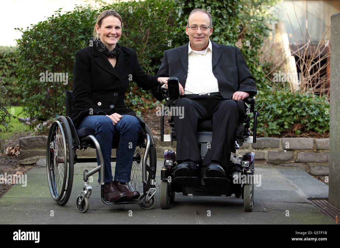 Amit Glover (à droite) le scientifique, quadriplégique et inventeur de la combinaison bionique ReWalk, rencontre Claire Lomas, une militante pour personnes handicapées et une athlète paralysée, qui a été la première utilisatrice britannique de la combinaison, célèbre pour avoir terminé le marathon de Londres en 17 jours, à l'Institut de l'éducation, dans le centre de Londres. Banque D'Images