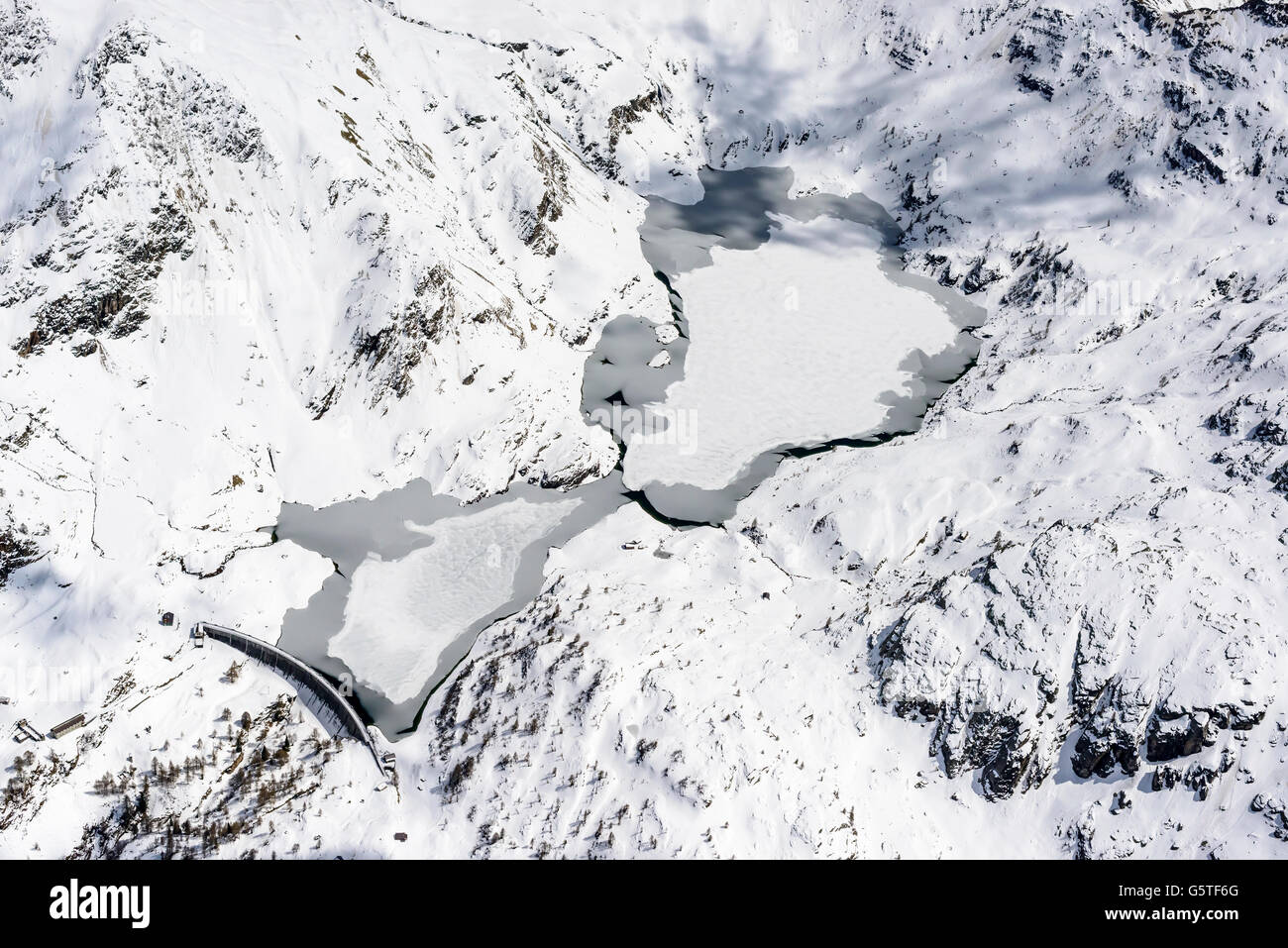 Lacs Gemelli avec de la neige et de la glace, l'Italie, l'Orobie Banque D'Images