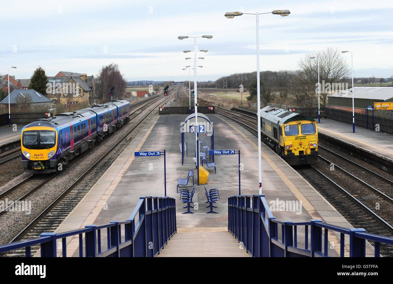 Deux trains traversent Church Fenton, North Yorkshire, où il est proposé que le chemin de fer HS2 reliera la ligne principale de la côte est. Banque D'Images