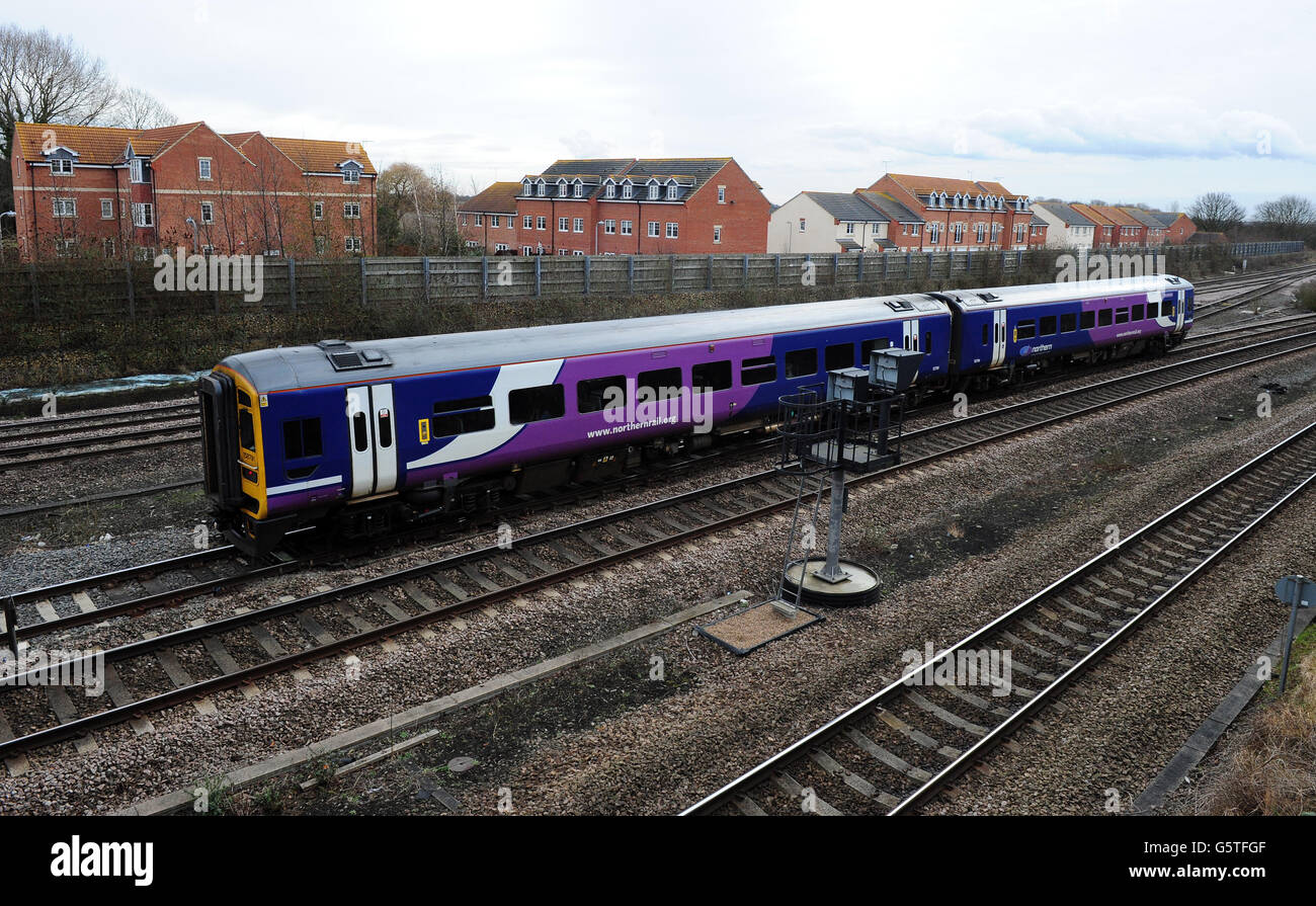 Un train traverse Church Fenton, dans le North Yorkshire, où il est proposé que le train HS2 relie la ligne principale de la côte est. Banque D'Images