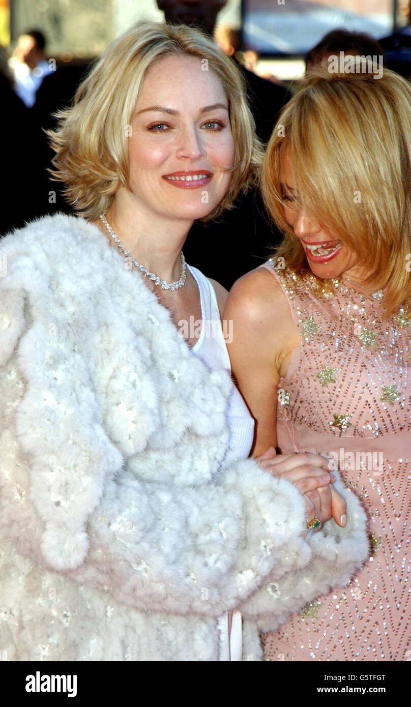 L'actrice Sharon Stone (à gauche) et Rosanna Arquette arrivent pour la première du film documentaire « Searching for Debra Winger », dans le cadre du 55e Festival de Cannes au Palais des Festivals de Cannes. Banque D'Images