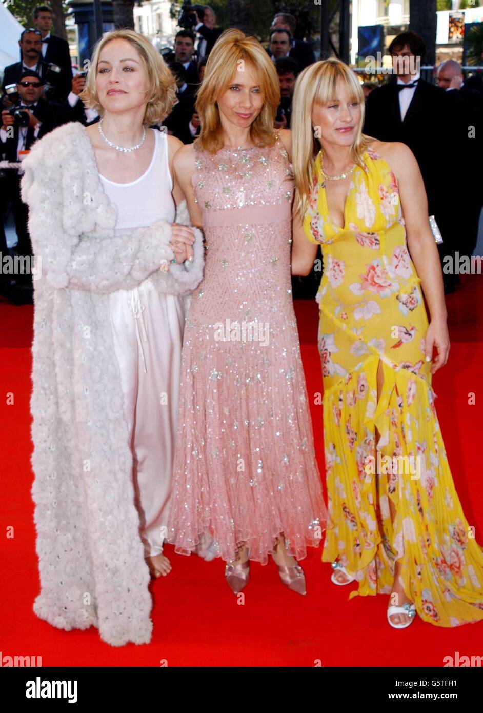 De gauche à droite, Sharon Stone et Rosanna et Patricia Arquette arrivent pour la première du film documentaire « recherche de Debra Winger », dans le cadre du 55e Festival de Cannes au Palais des Festivals de Cannes. Banque D'Images