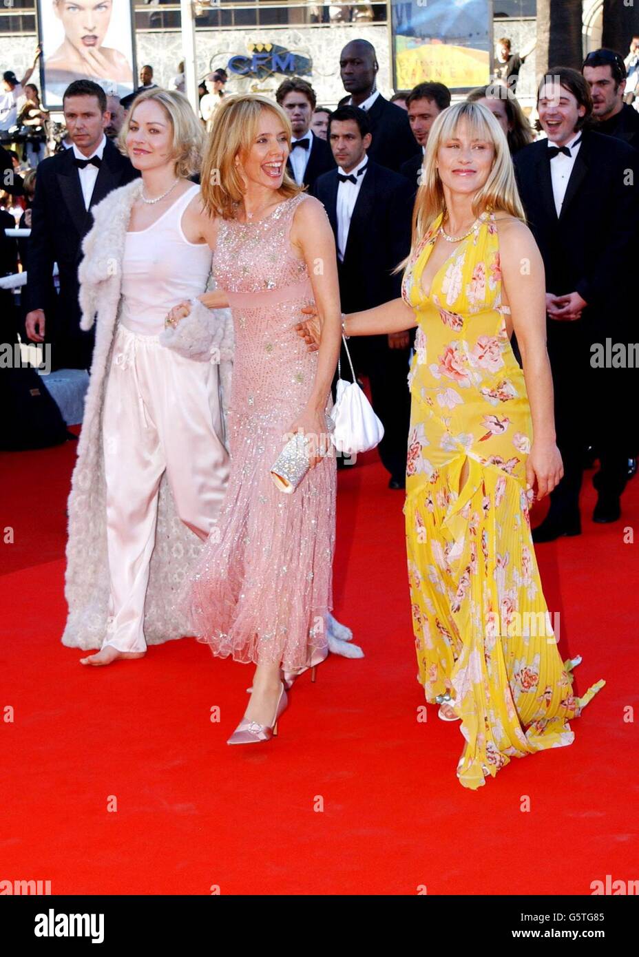 De gauche à droite : Sharon Stone et Rosanna et Patricia Arquette arrivent pour la première du film documentaire « recherche de Debra Winger », dans le cadre du 55e Festival de Cannes au Palais des Festivals de Cannes. Banque D'Images