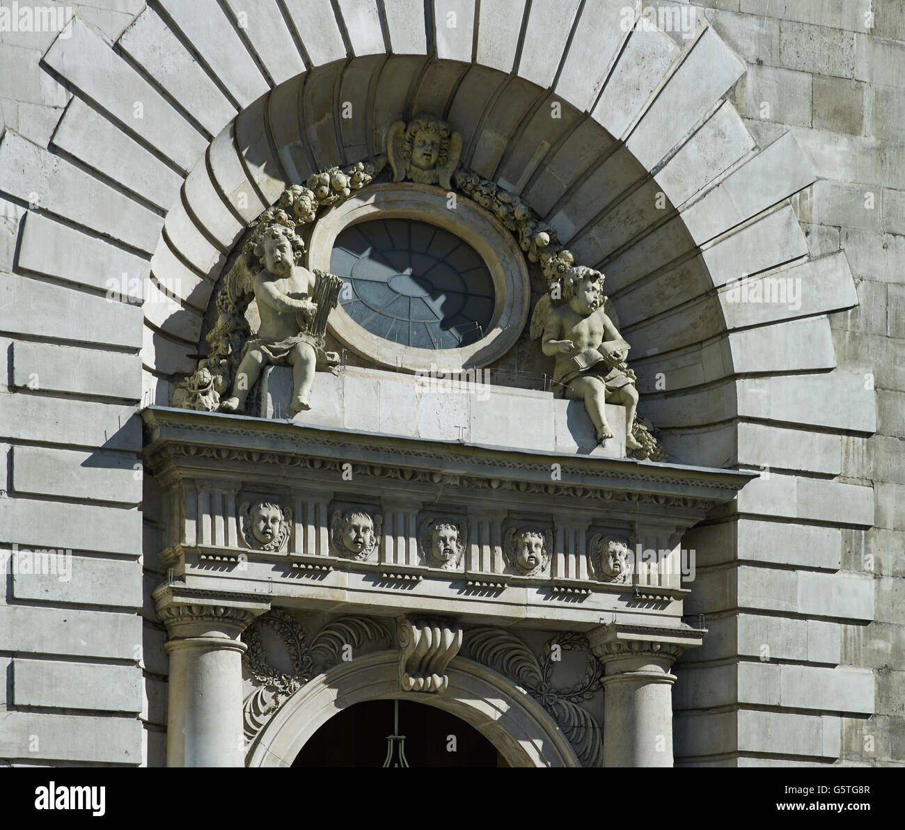 St Mary Le Bow church, dans la ville de Londres, par Christopher Wren, 1670 porte en arc Banque D'Images