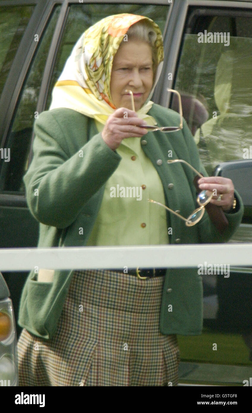 La reine Elizabeth II change de lunettes au Royal Windsor Horse Show, à Windsor, dans le Berkshire. Banque D'Images