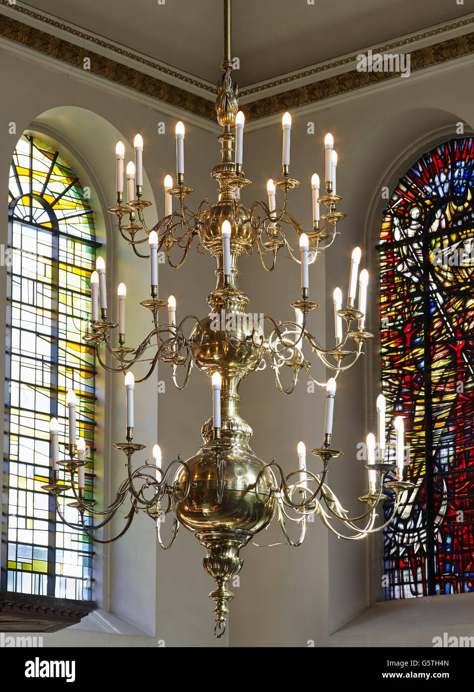 St Michael Paternoster Royal, église dans la ville de Londres ; le lustre Banque D'Images