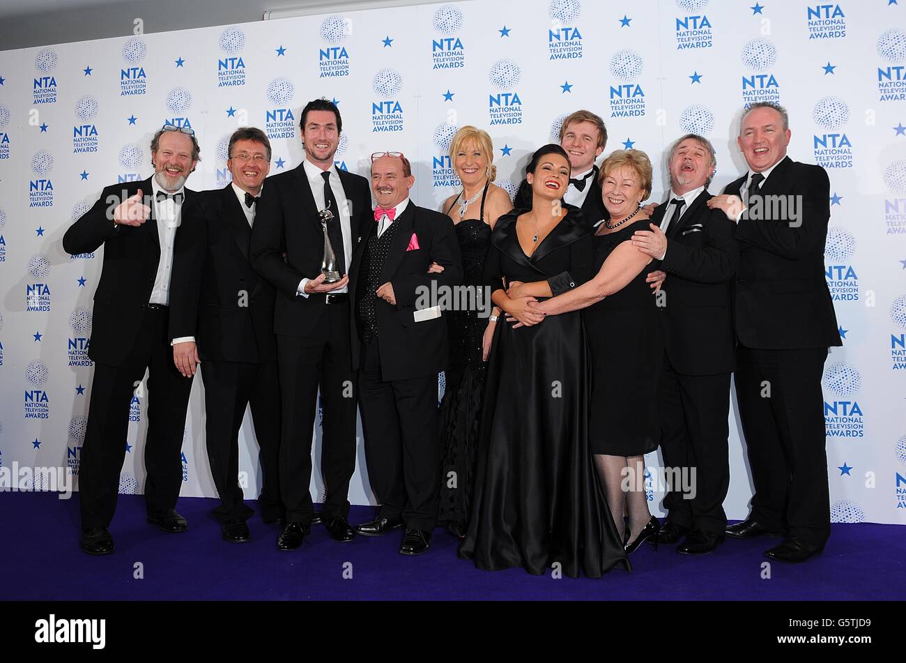 Casting et équipage de Mme Brown's Boys avec leur prix de la meilleure situation Comedy, dans la salle de presse des National Television Awards 2013 à l'O2 Arena, Londres. Banque D'Images