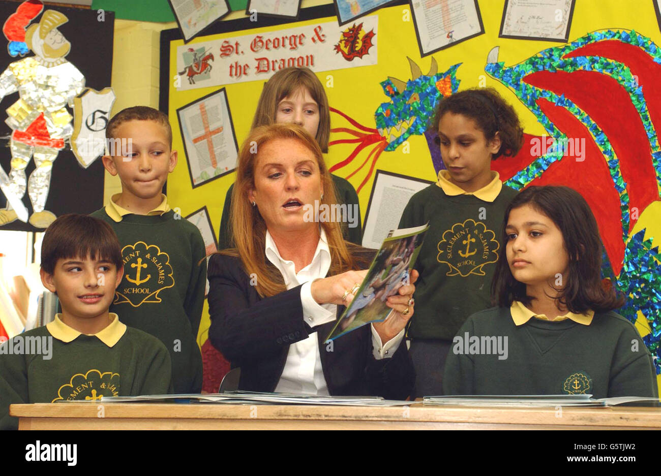 The Duchess of York avec des écoliers de St Clements & St James C of E Primary School (L-R) Philip Southerill, 10 ans, Scott Peel, 11 ans, Vivienne Shirley, À 11 ans, Nora Hassan, à 10 ans, et Charlotte Waters, à 10 ans, au cours de sa visite. * ...pour lancer une nouvelle ressource éducative parrainée par Muller 'être vivant'. « être vivant » est basé sur le nouveau programme d'éducation PSHE (personnelle, sociale et de santé). Banque D'Images