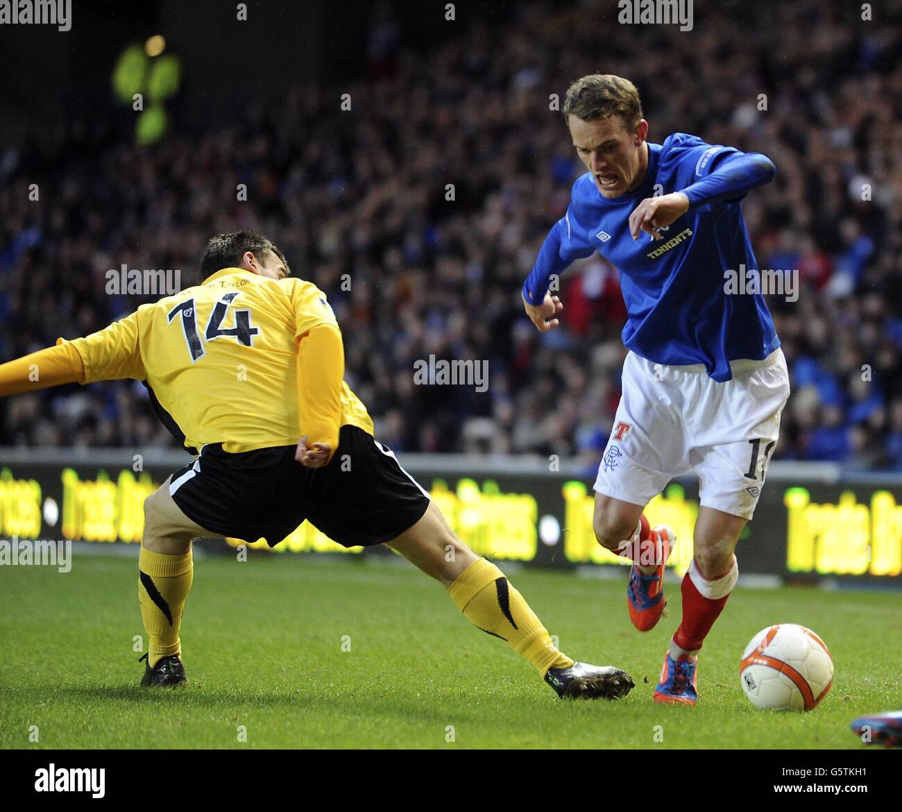 Les Rangers Dean Shiels sont défiés par David Gray de Montrose (à gauche) lors du match de troisième division écossaise de l'IRN Bru à Ibrox, Glasgow. Banque D'Images