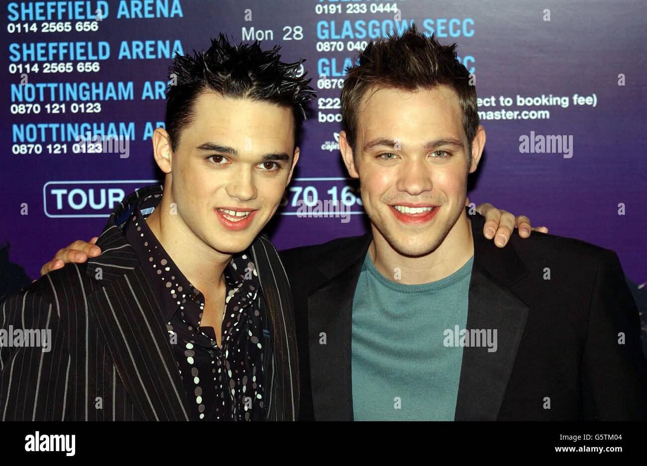 Pop idoles Gareth Gates de Bradford et Wwill Young de Hungerford, Berkshire lors d'une séance photo au Lyceum Theatre de Londres où ils ont annoncé leur tournée nationale. Banque D'Images