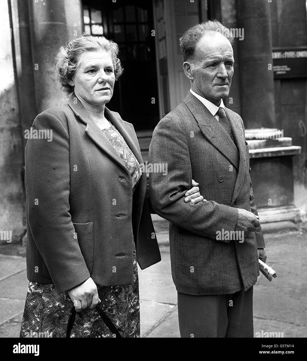 Mary Hanratty, avec son mari James, a reçu une assignation à Bow Street contre Peter Louis Alphon. Banque D'Images