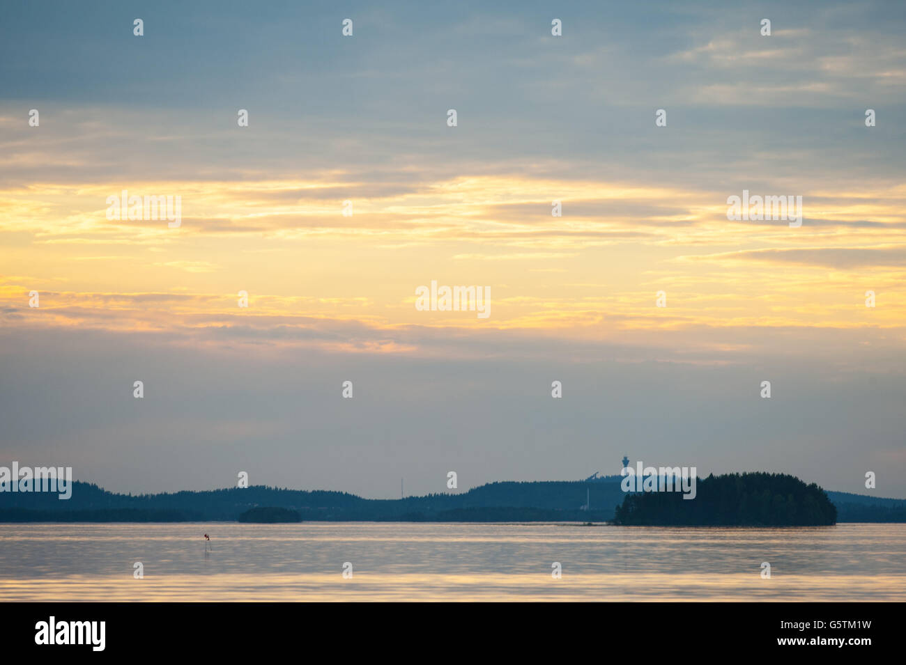 Coucher de soleil sur un lac à Kuopio, Finlande Banque D'Images