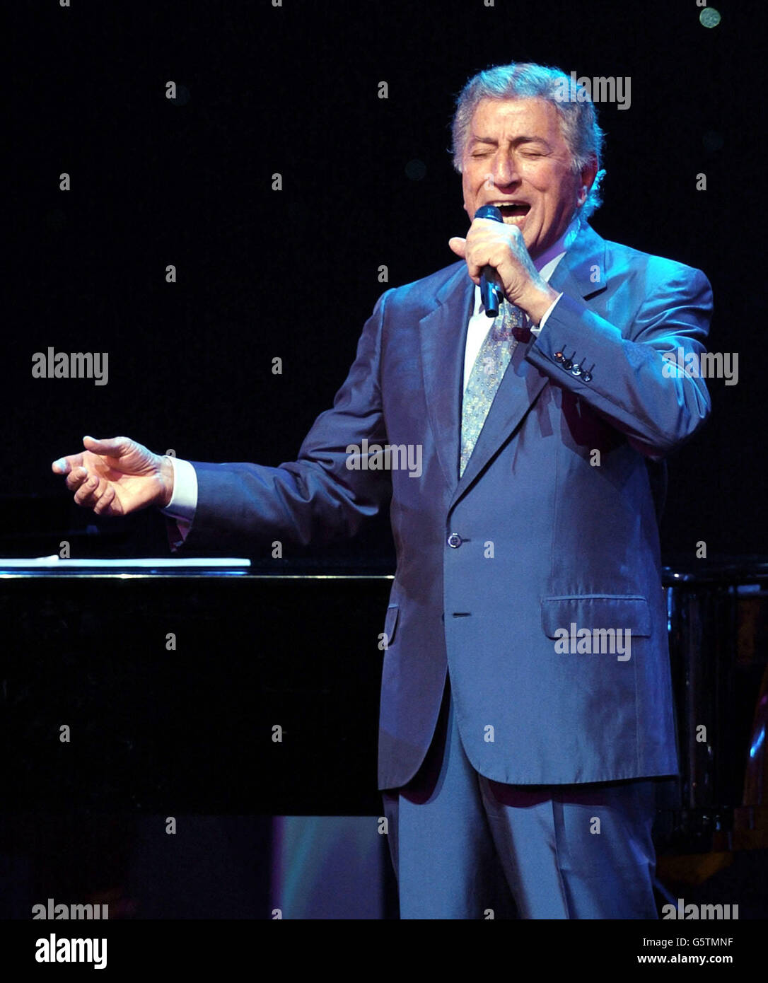 Le chanteur Tony Bennett se produit lors d'une soirée à l'Apollo dans le cadre d'une campagne d'inscription des électeurs et d'un concert au théâtre Apollo de New York. Le Comité national démocratique des États-Unis a parrainé le spectacle. Banque D'Images