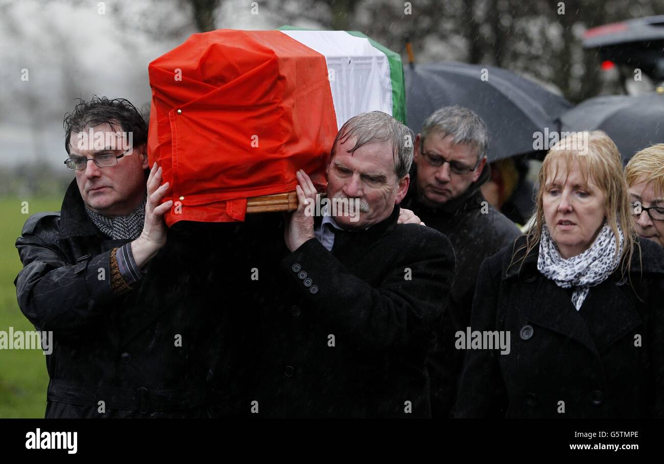 Le cercueil de Dotours Price est transporté de l'église St Agnes à l'enterrement au cimetière de Milltown par Noel O'Reilly (à gauche) et Gerry McGlinchey, mari de Marian Price (à droite) et frère de Dotours de Damian Price (à droite). Banque D'Images