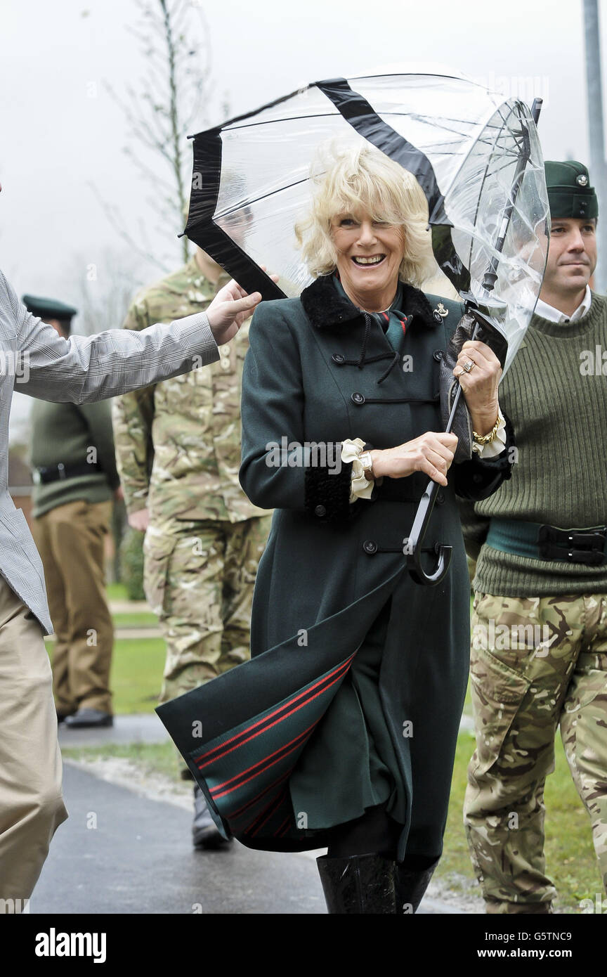 Le parapluie de la Duchesse de Cornwall se replie dans le vent alors qu'elle arrive au Hub à Ward Barracks, camp de Bulford, lors d'une visite au 4e Bataillon, The Rifles, dans le Wiltshire. Banque D'Images