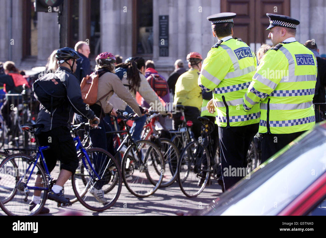 Les manifestants du jour de mai passent devant la station de métro Camden Town dans le nord de Londres, alors qu'ils se rendent dans le centre de Londres pour le rassemblement annuel du jour de mai.* la police s'attendait à un afflux à Londres aujourd'hui de jusqu'à 10,000 manifestants anti-capitalistes, dans la crainte que l'une des zones les plus riches de la capitale puisse être la cible de manifestations violentes.Ils craignent qu'un noyau dur de 400 personnes qui se sont résolues à recourir à la violence n'adopte des tactiques de guérilla, se propageant à travers la capitale pour étendre les ressources de la police et créer de nombreuses flashpoints potentiels. Banque D'Images
