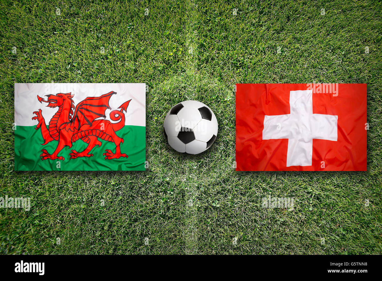 Pays de Galles vs Suisse Les drapeaux sur le terrain de soccer vert Photo  Stock - Alamy