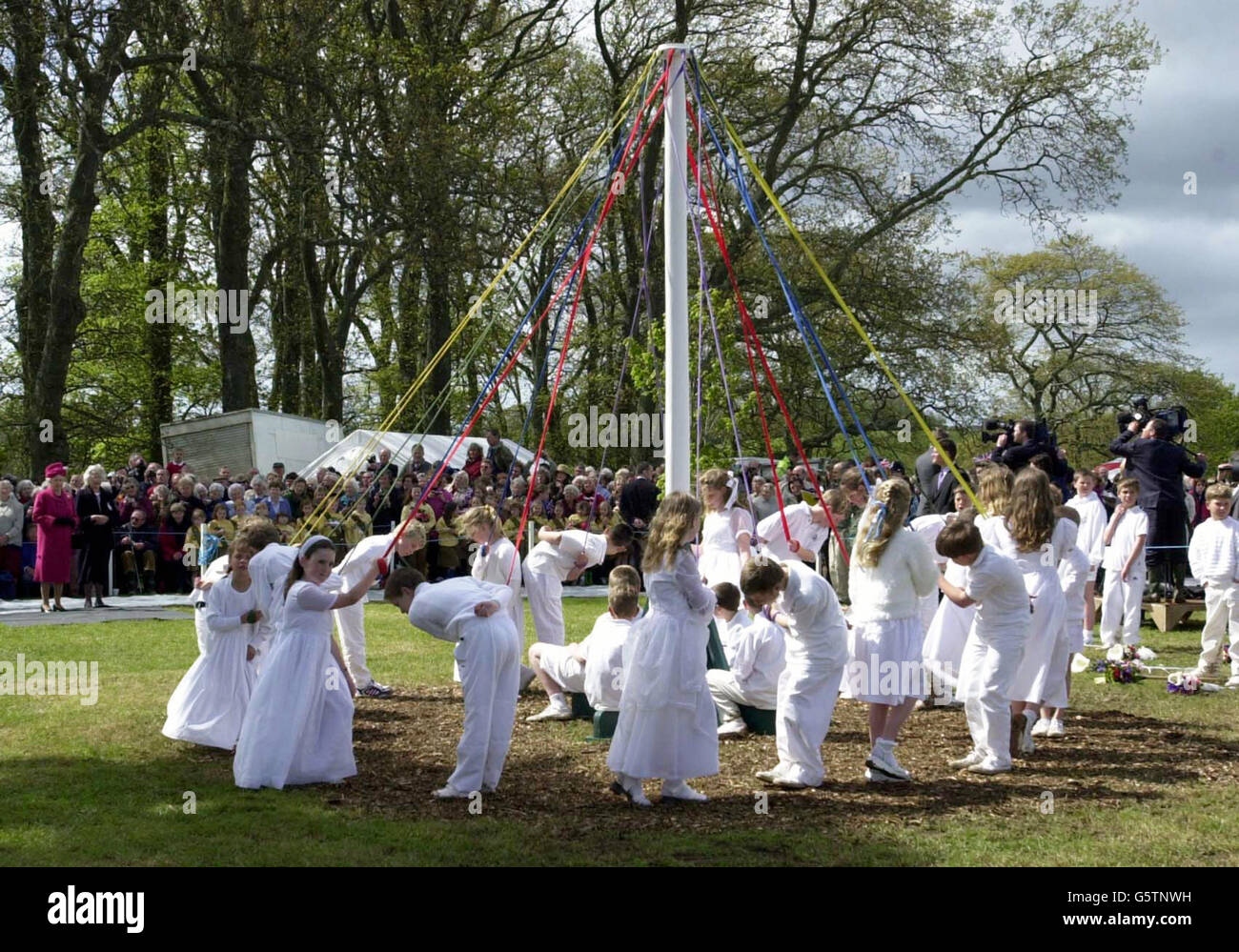 Les montres Queen Elizabeth II de Grande-Bretagne (à gauche) peuvent danser par les enfants de l'école Carn Gondhal de St Mary's, Isles of Scilly à Falmouth, le premier jour de sa tournée nationale du Jubilé d'or qui commence par une visite de deux jours dans le pays de l'Ouest. * dans les prochaines semaines, le monarque de 76 ans visitera toutes les régions de l'Angleterre, de l'Écosse, du pays de Galles et de l'Irlande du Nord. Banque D'Images