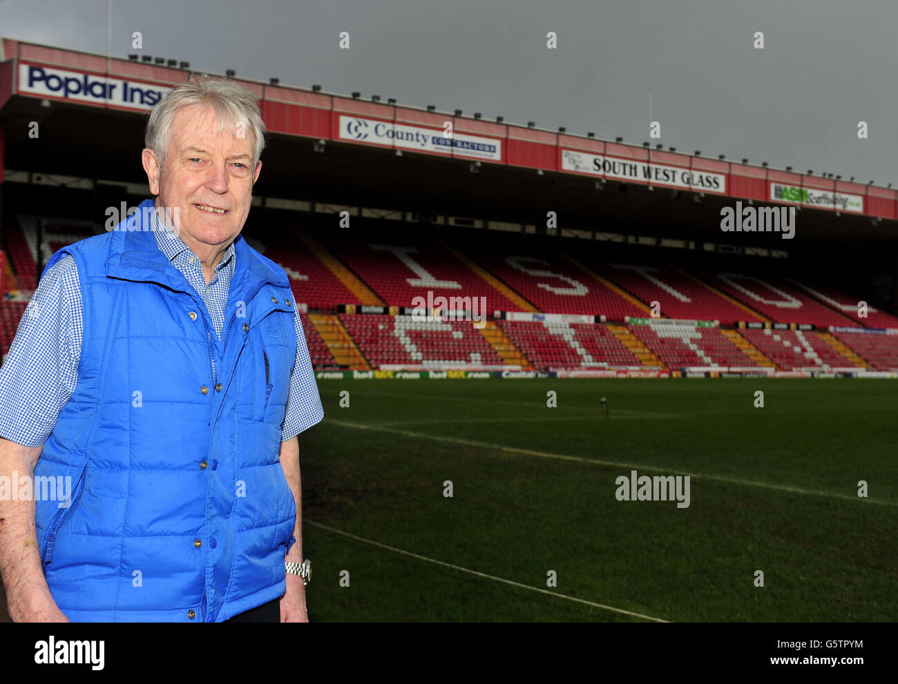 Jantzen Derrick, ancien PSG et joueur de Bristol City, pose au sol de Bristol City, à la porte Ashton, à Bristol. Banque D'Images