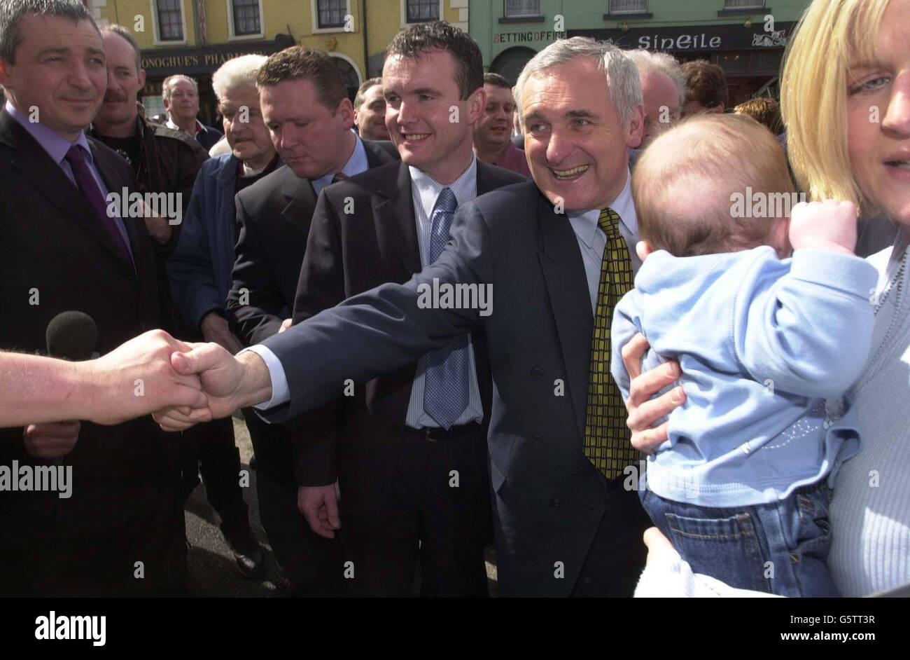 Le Premier ministre irlandais et le leader Fianna Fail, Bertie Ahern, se canvases pour sa campagne électorale, en Virginie, dans le comté de Cavan. Banque D'Images