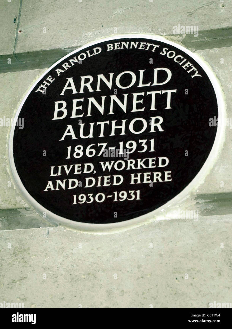 L'entrée principale des appartements résidentiels de Chiltern court dans Baker Street, où aujourd'hui une plaque murale a été dévoilée à Arnold Bennett (1867-1931) l'écrivain qui a vécu dans les appartements pendant plusieurs années, jusqu'à sa mort Banque D'Images