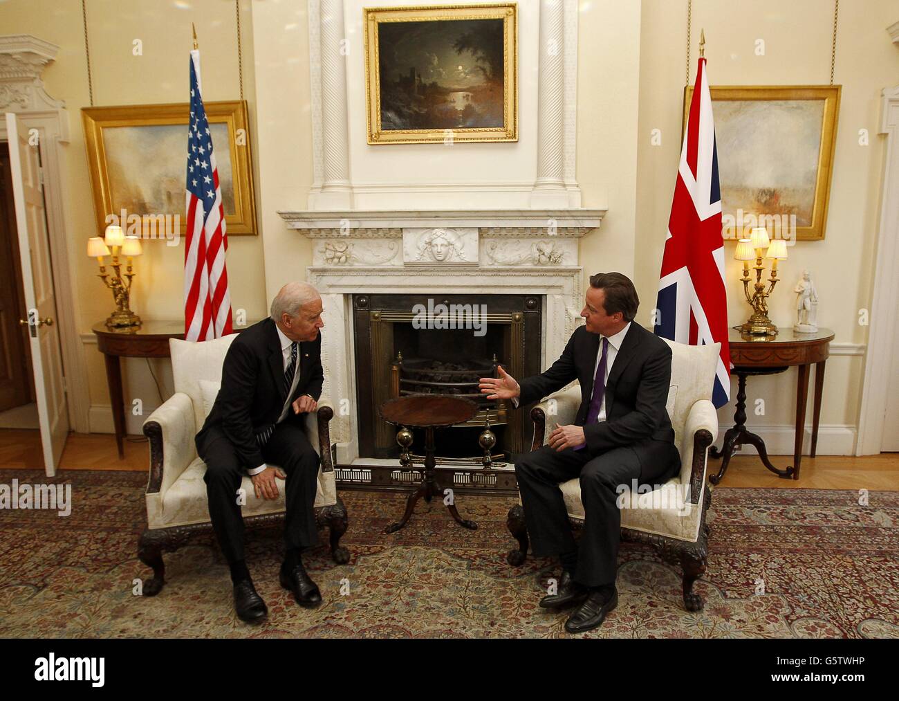 Le Premier ministre britannique David Cameron (à droite) s’entretient avec le vice-président américain Joe Biden (à gauche) avant leur réunion bilatérale au 10 Downing Street. Banque D'Images