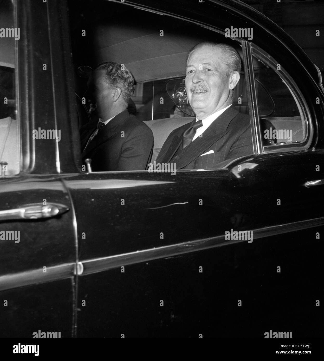 Le premier ministre Harold Macmillan quitte la Chambre de l'Amirauté à Londres alors qu'il se dirige vers la Chambre des communes pour le débat de crise sur le scandale du Profumo. Banque D'Images