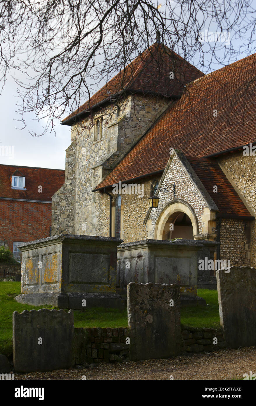 L'église Saint-Bartholomée de Winchester, dans le Hampshire, où les archéologues de l'université de Winchester, ont fait une demande pour exhumer et étudier les os que l'on croyait se trouver dans une tombe non marquée à l'église dans un effort pour établir s'ils sont ceux du roi Saxon Alfred le Grand. Banque D'Images