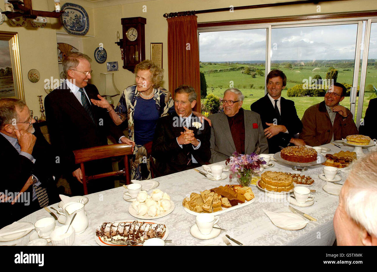 Le Prince de Galles s'assoit au thé à la ferme Swansmoor, Great Heywood, nr Rugeley, Staffordshire. Au cours de la visite, le Prince a rencontré des membres du coeur de la coopérative agricole d'Angleterre et a vu les fermes de bétail pédigree de la Frise. Banque D'Images