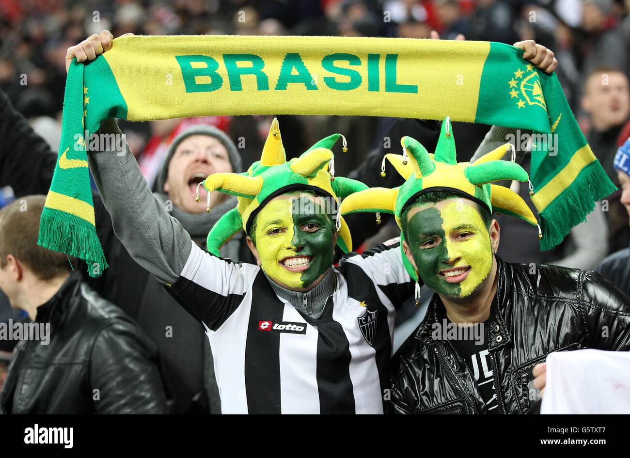 Football - International friendly - Angleterre v Brésil - Stade Wembley.Les fans du Brésil portent de la peinture pour le visage et des chapeaux de jester dans les tribunes Banque D'Images
