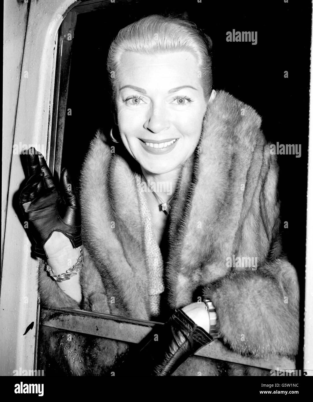 Lana Turner quitte la gare de Paddington Banque D'Images