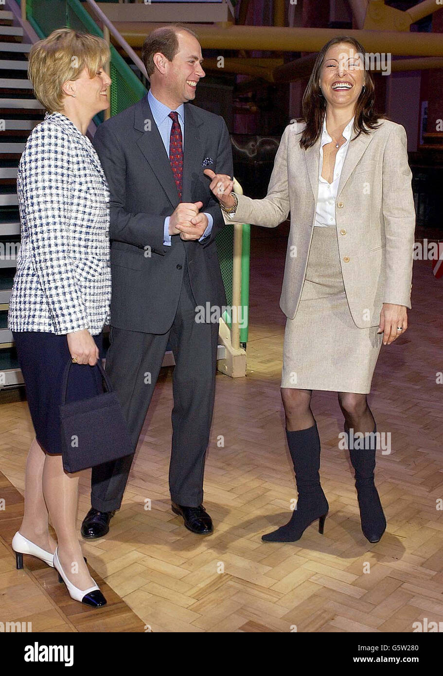 Le comte et la comtesse de Wessex rencontrent l'actrice Amanda Donohoe (à droite) au Exchange Theatre de Manchester, dans lequel la star de cinéma a commencé sa carrière, lors d'une visite dans la ville. Le comte est le patron de la Bourse royale et a rencontré des commanditaires et des partisans. Banque D'Images