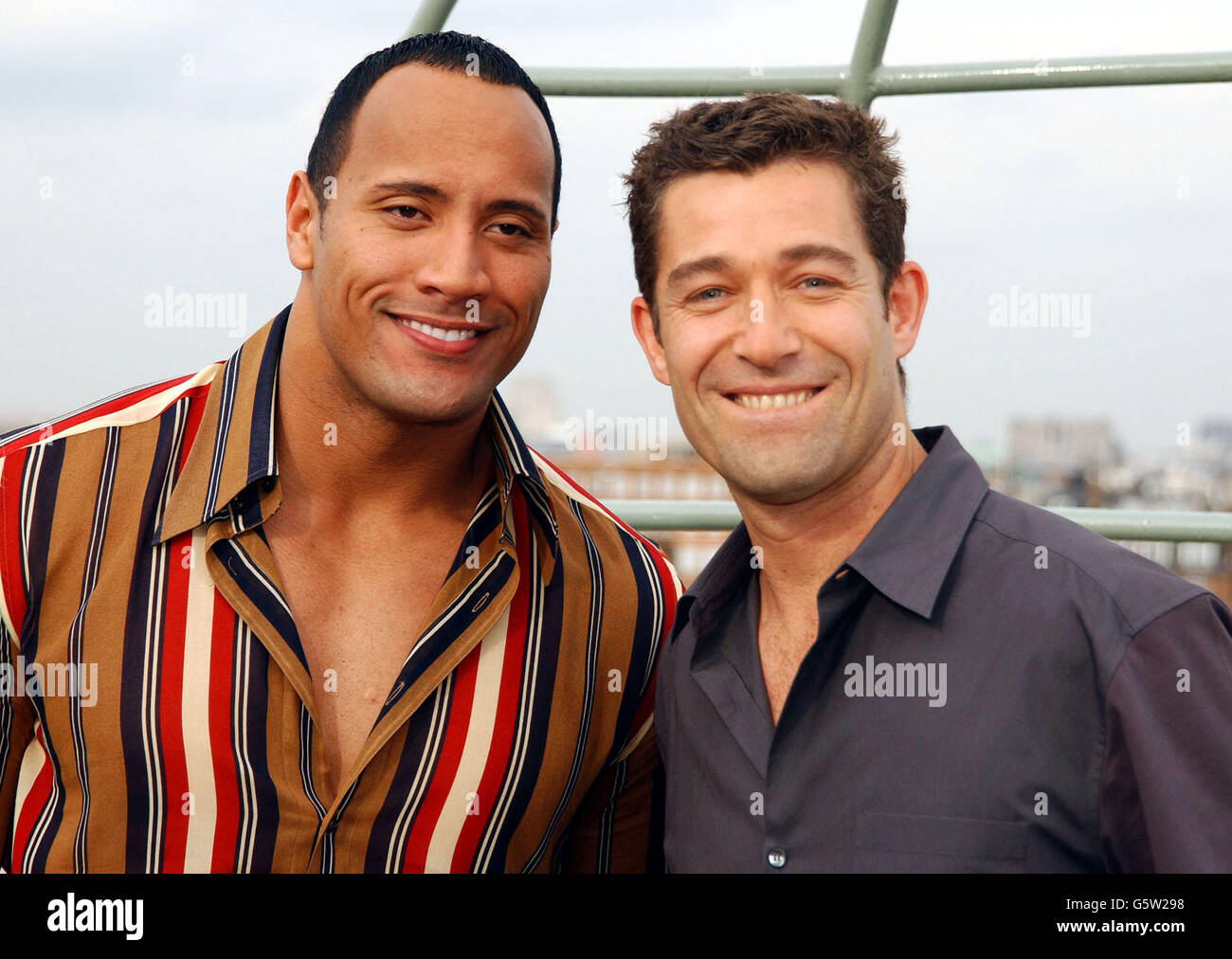 WWE Wrestler et l'acteur 'The Rock' alias Dwayne Johnson (L) avec l'acteur Steven Brand , faisant la promotion de leur dernier film 'The Scorpion King' à l'hôtel Dorchester, dans le centre de Londres. Banque D'Images