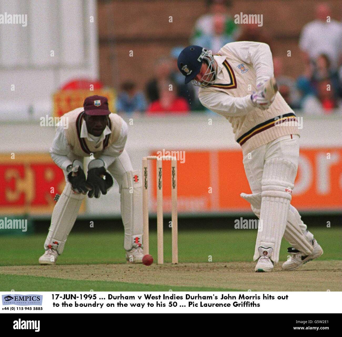 17-JUIN-1995 ... Durham contre West Indies John Morris de Durham fait la bounde sur le chemin de son 50 Banque D'Images