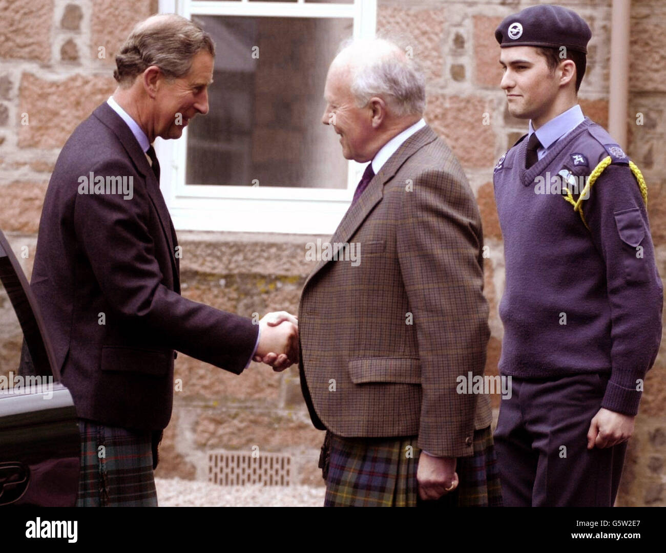 Le Prince de Galles est accueilli par le lieutenant Angus Farquarson et l'adjudant-cadets Jamie Duff lors d'une visite de la Maison Alastean à Aberdeenshire, la maison de soins gérée par la Royal Air Force pour les anciens membres, qui peut accueillir jusqu'à 58 résidents. Banque D'Images
