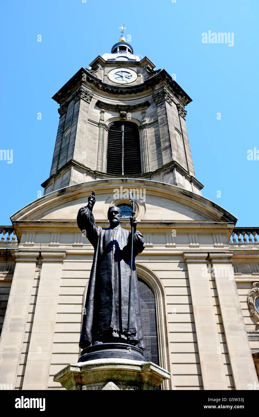 Vue de la cathédrale St Philips et clocher d'une statue de Charles Gore le premier évêque de Birmingham, Birmingham, Royaume-Uni. Banque D'Images