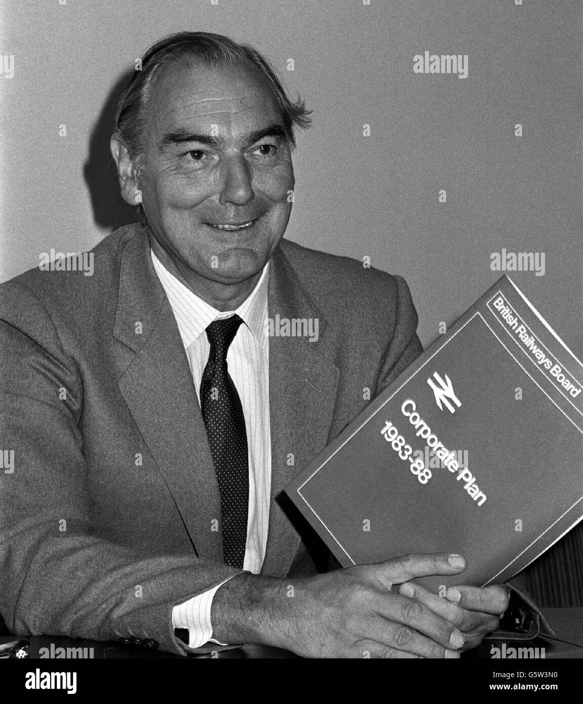 Sir Peter Parker, président de British Rail, avec une copie du plan d'entreprise de BR pour la période 1993-1998 lors d'une conférence de presse à Rail House, Londres. Banque D'Images