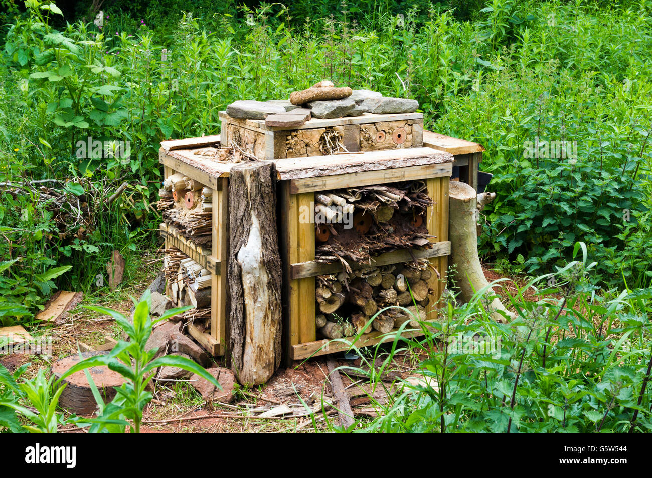 Bug/insecte hôtel. Construit avec des matériaux naturels pour créer un habitat pour les insectes et les petits animaux. Banque D'Images