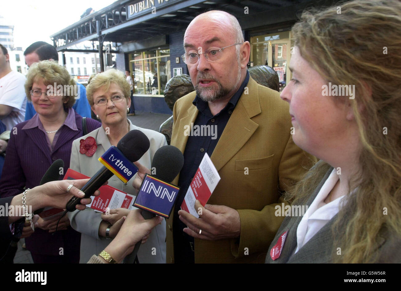 Leader du travail et candidat du Sud-est de Dublin Ruairi Quinn avec (l-r) candidat du Sud-est de Dublin Eithne Fitzgerard, candidat de Dun Laoghaire Niamh Bhreathnach et candidat du Moyen-Ouest de Dublin Joanna Tuffy lors d'un photocall à Dublin, Irlande. * Quinn a parlé de l'engagement du travail à l'égard des questions relatives aux femmes. Banque D'Images