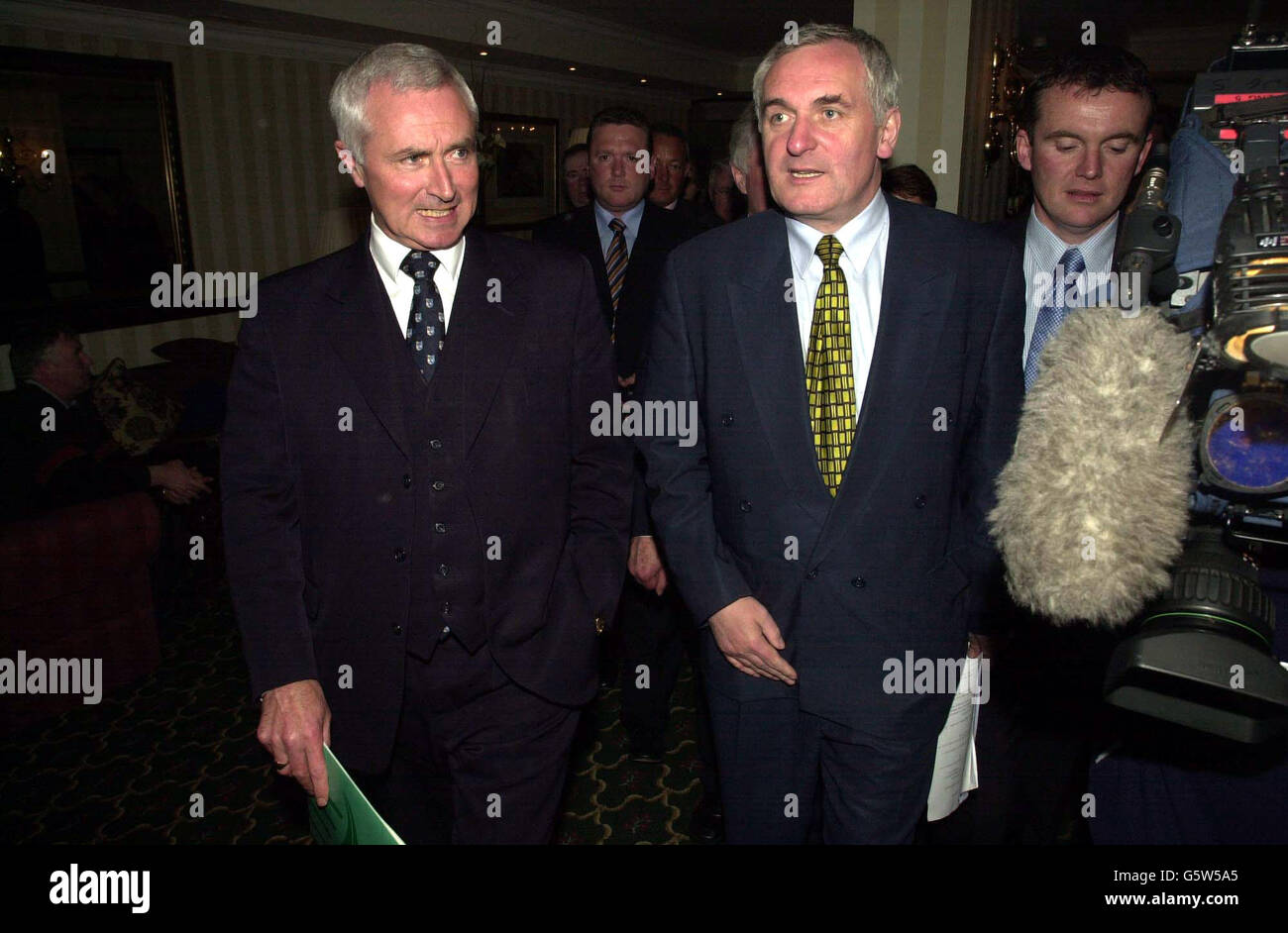 Le ministre du Tourisme et des Sports, le Dr McDaid (l) avec le leader de Fianna Fail, Bertie Ahern, en train d'organiser une conférence de presse sur les politiques futures de son département, dans un hôtel de Carrickmovers, Co. Cavan, en train de brimer pour les prochaines élections en Irlande. * le Dr McDaid a récemment créé la controverse en disant publiquement qu'il pensait que les suicides étaient des 'baudes de poisson-selfish'. Banque D'Images